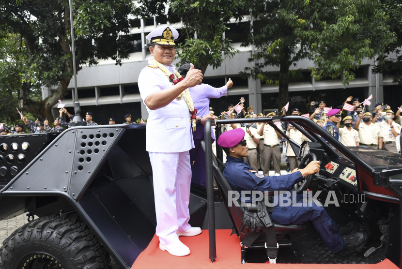 Panglima TNI Laksamana TNI Yudo Margono (tengah) mengacungkan jempolnya kepada prajurit TNI. Panglima TNI Laksamana Yudo Margono meminta jajarannya siaga hadapi gelombang tinggi.