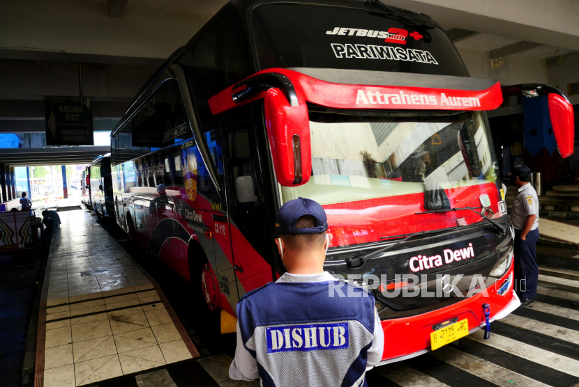 Bus pariwisata menjalani pemeriksaan oleh petugas dinas perhubungan saat penerapan one gate system di Terminal Giwangan, Yogyakarta. 
