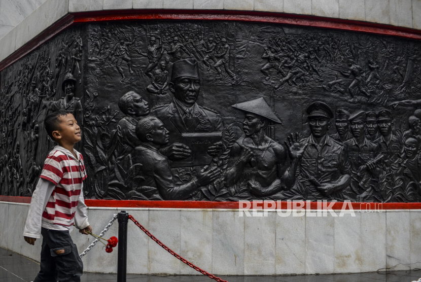 Pengunjung saat berwisata di Monumen Pancasila Sakti, Lubang Buaya, Jakarta, Jumat (1/10), tempat Pahlawan Revolusi dimasukkan ke sumur sebagai korban G30S/PKI.