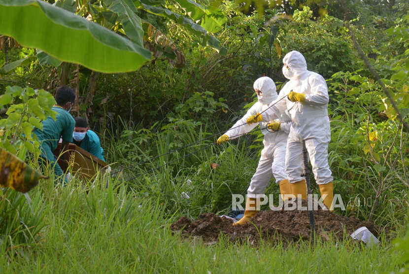 Petugas medis bersama warga menguburkan jenazah pasien positif COVID-19 di salah satu lokasi dalam wilayah Kabupaten Aceh Besar, Aceh, Rabu (17/6/2020). Gugus Tugas Percepatan Penanganan COVID-19 Aceh menyatakan hingga saat ini kasus positif COVID-19 sebanyak 37 orang, 15 orang di antaranya dalam perawatan, 20 orang sembuh dan dan dua orang meninggal