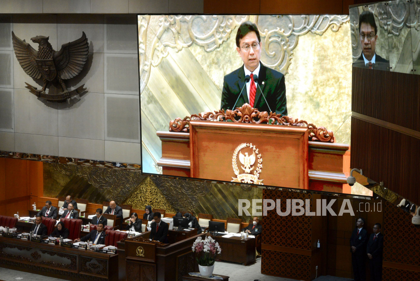 Menkes Budi Gunadi Sadikin menyampaikan laporan terkait RUU Kesehatan saat Rapat Paripurna ke-29 di Kompleks Parlemen, Senayan, Jakarta, Selasa (11/7/2023).