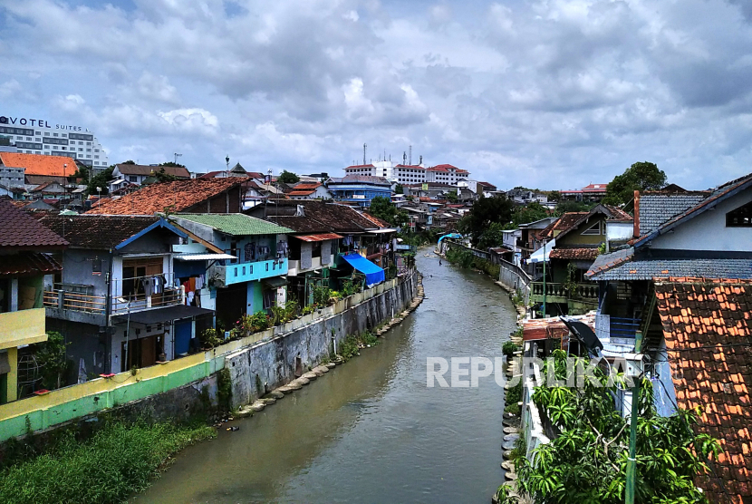 Permukiman padat penduduk di sekitar Sungai Code, Yogyakarta, Kamis (19/1/2023). Kepala Badan Pusat Statistik (BPS) Margo Yuwono menilai, sulit untuk mencapai target penurunan kemiskinan hingga 7 persen dan kemiskinan ekstrem nol persen 2024.