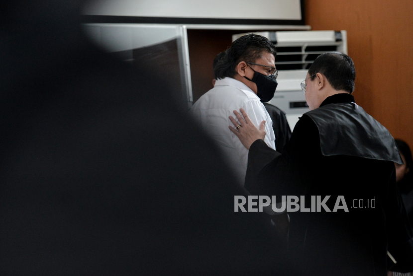 Terdakwa Ferdy Sambo berbincang bersama penasehat hukumnya Arman Hanis saat menjalani sidang dengan menjatuhkan vonis mati. Persekutuan Gereja Indonesia (PGI) sebut vonis mati untuk Ferdy Sambo berlebihan.