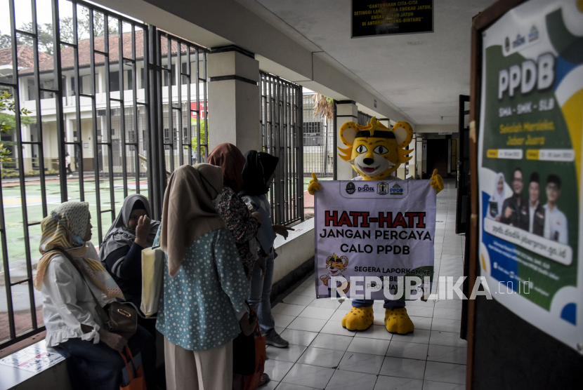 Maskot Si Ambis SMAN 1 Bandung melakukan kampanye anti calo saat Penerimaan Peserta Didik Baru (PPDB) 2022 di SMA Negeri 1 Bandung, Jalan Ir H Juanda, Kota Bandung