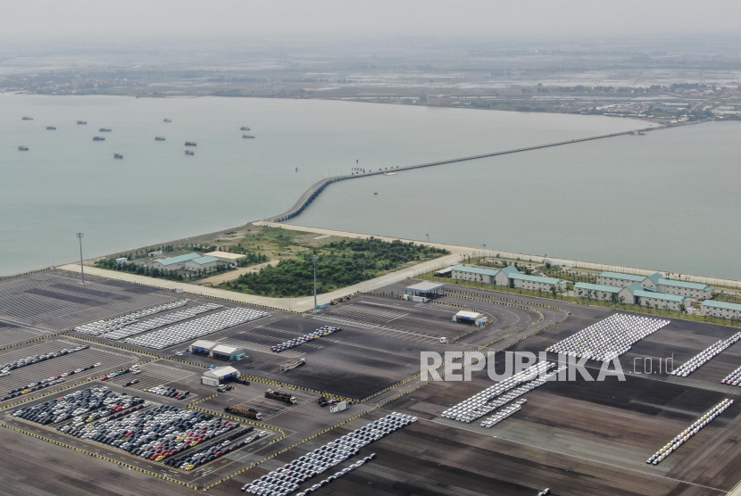 Suasana aktivitas ekspor mobil di Pelabuhan Patimban, Subang, Jawa Barat, Rabu (28/12/2022). 
