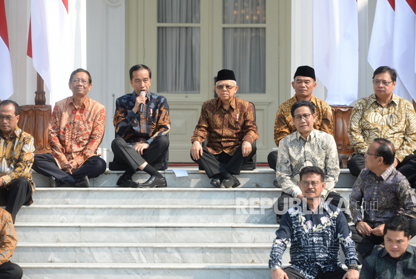 Presiden Joko Widodo dan Wapres Maruf Amin saat mengenalkan jajaran Kabinet Indonesia Maju  di Istana Merdeka, pada 23 Oktober 2019. (ilustrasi)