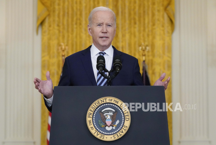 Presiden Joe Biden berbicara tentang invasi Rusia ke Ukraina di Ruang Timur Gedung Putih, Kamis, 24 Februari 2022, di Washington.