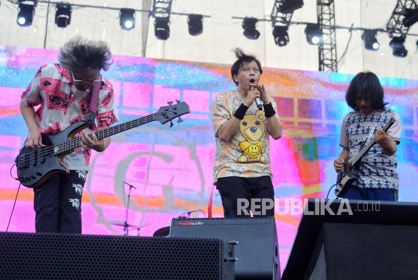 Grup band Gigi saat tampil dalam gelaran Pestapora di JIExpo Kemayoran, Jakarta, Ahad (24/9/2023). Dalam penampilannya Gigi membawakan sejumlah lagu hitsnya berjudul Nirwana, Facebook, 11 Januari dan Nakal.