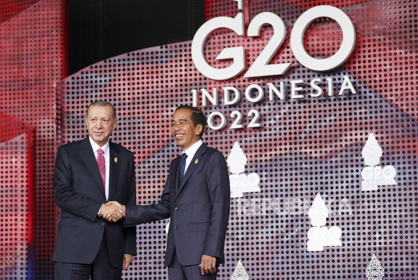  Presiden Turki Recep Tayyip Erdogan menyapa Presiden Joko Widodo saat tiba di KTT para pemimpin G20 di Nusa Dua, Indonesia, Selasa, 15 November 2022.