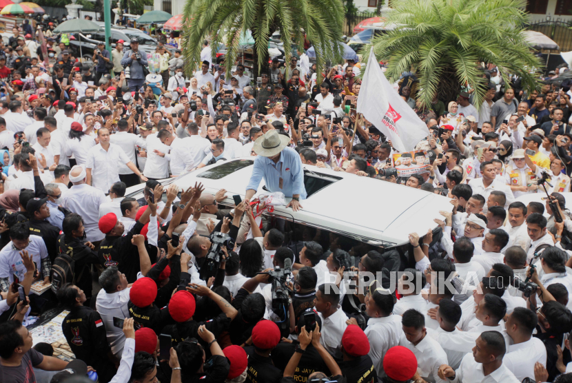 Bacapres Prabowo Subianto menyapa pendukung saat pawai di depan Gedung KPU RI, Jakarta, Rabu (25/10/2023). Pasangan bakal capres dan bakal cawapres yang diusung Koalisi Indonesia Maju tersebut mendaftarkan diri mereka sebagai peserta dalam Pilpres 2024.
