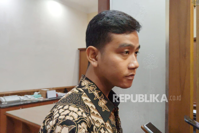 Cawapres Gibran Rakabuming Raka mendengarkan keluhan UMKM soal perizinan di Cirebon.