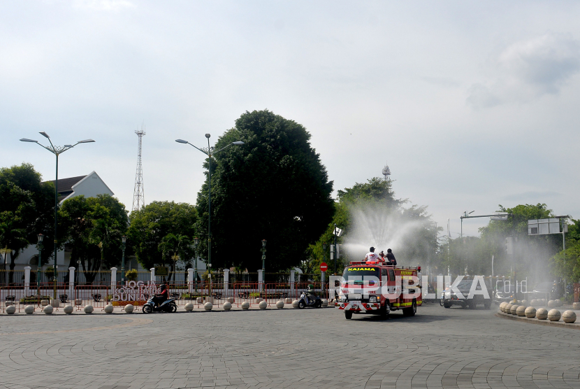 Mobil pemadam kebakaran Kota menyemprotkan cairan disinfektan di Jalanan Protokol Kota Yogyakarta, Senin (21/2/2022). Penyemprotan disinfektan secara dilakukan kembali di tengah naiknya angka penyebaran Covid-19 akhir-akhir ini. Hingga Ahad (20/2/2022) lalu jumlah orang terinfeksi Covid-19 di Yogyakarta mencapai 1.807 kasus.