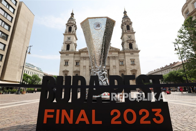 Replika trofi Liga Europa dipajang di Kota Budapest, Hungaria, Rabu (30/5/2023). 