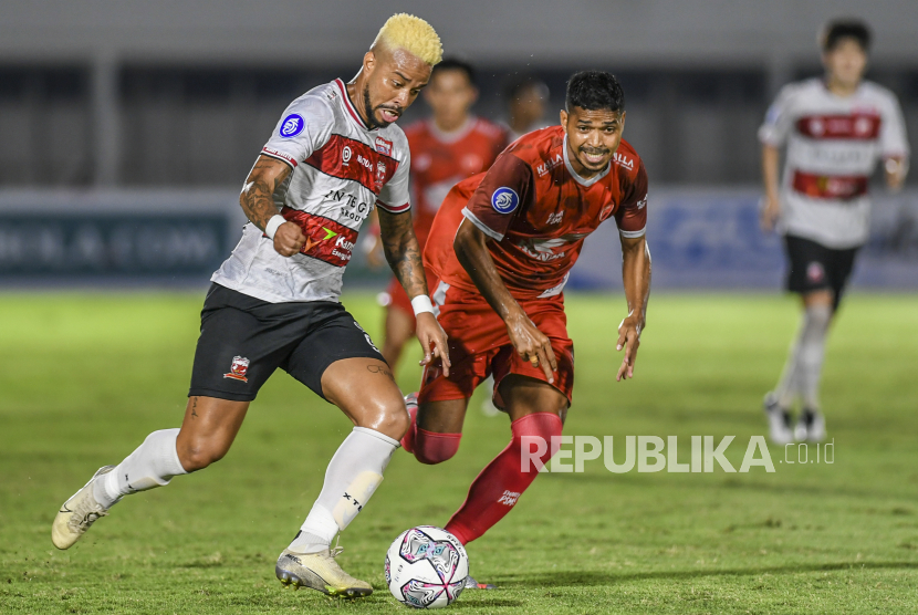 Penyerang Madura United FC Rafael Silva (kiri).