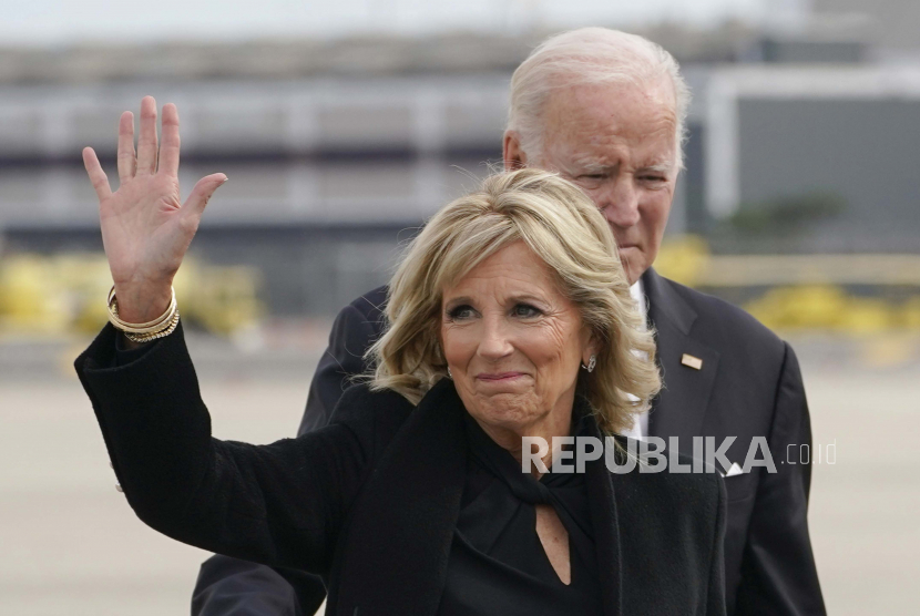  Ibu Negara Jill Biden melambai saat dia dan Presiden Joe Biden berjalan menuju Air Force One di Bandara Internasional John F. Kennedy, Senin, 31 Oktober 2022, di New York, setelah menghadiri upacara peringatan pribadi.