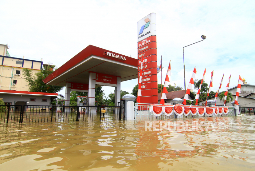 Suasana Stasiun Pengisian Bahan Bakar Umum (SPBU) yang tutup karena terendam banjir (ilustrasi)