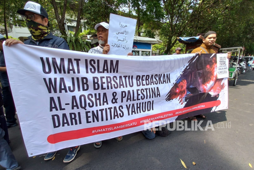 Ratusan masyarakat di Bandung Raya melakukan aksi solidaritas terhadap Palestina yang dibombardir Israel di Jalan Diponegoro, Kota Bandung, Jumat (13/10/2023).