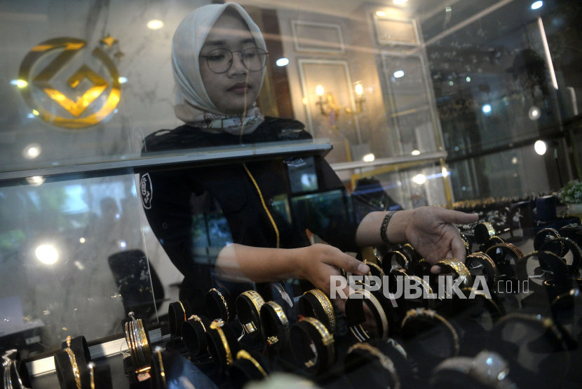 Karyawan menunjukkan perhiasan emas yang dijual di Galeri 24 Pegadaian, Jakarta, Selasa (19/7/2022). Harga emas berjangka sedikit lebih tinggi pada akhir perdagangan Senin (26/6/2023).