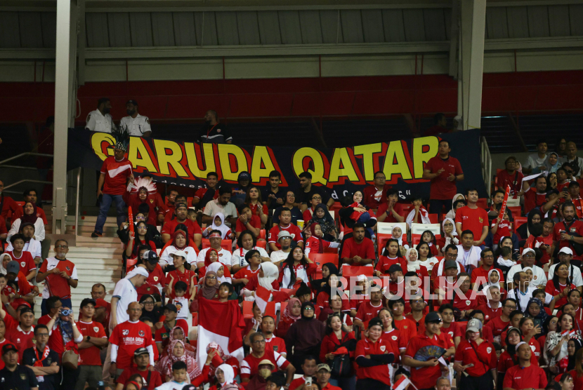 Suporter timnas Indonesia memberikan dukungan saat melawan Timnas Bahrain dalam laga Grup C putaran ketiga Kualifikasi Piala Dunia 2026 zona Asia di Stadion Nasional Bahrain, Kamis (10/10/2024). Pertandingan berakhir seri 2-2. Gol Indonesia dicetak Ragnar Oeratmangoen di menit ke-48 dan Rafael Struick menit ke-74. Dua gol Bahrain dicetak Mohamed Jasim Marhoon di menit ke-15 dan menit 99.