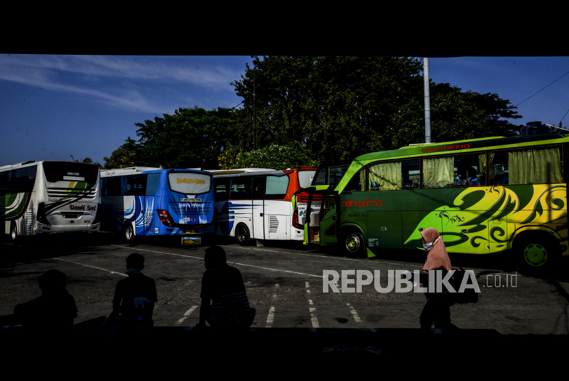 Sejumlah penumpang menunggu waktu keberangkatan bus di Terminal Kalideres, Jakarta, Jumat (9/4). Kementerian Perhubungan resmi mengeluarkan aturan larangan mudik Idul Fitri 1442 Hijriah untuk moda transportasi darat, laut, udara dan perkeretapian pada tanggal 6 Mei hingga 17 Mei 2021 dalam rangka pencegahan Covid-19. Republika/Putra M. Akbar