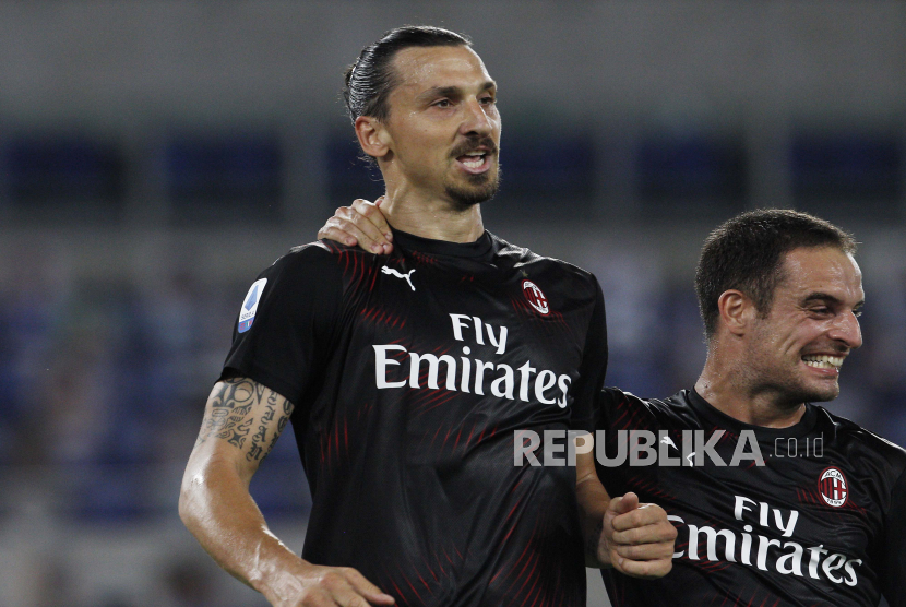 Striker AC Milan, Zlatan Ibrahimovic (kanan).
