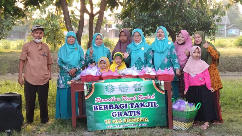 Aisyiyah Warureja Berdarma Melalui Pembagian Menu Berbuka - Suara Muhammadiyah