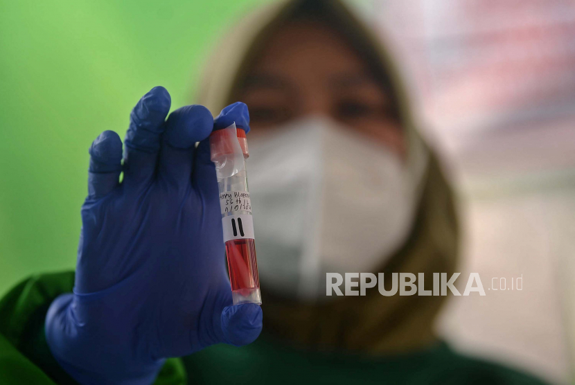 Tenaga kesehatan puskesmas Kecamatan Menteng menujukan sampel lendir warga usai melakukan tes usap antigen dan PCR gratis (ilustrasi)