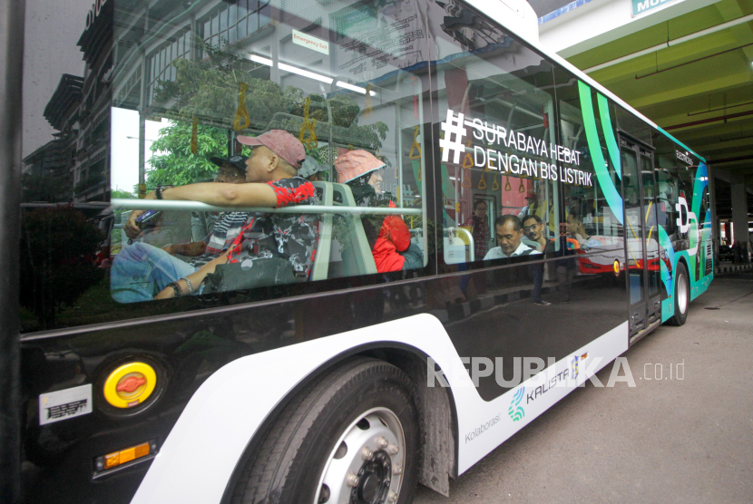 Suporter memasuki bus mini bertenaga lisrik di Terminal Intermoda Joyoboyo (TIJ), Surabaya, yang ingin menonton Piala Dunia U-17 di GBT.  