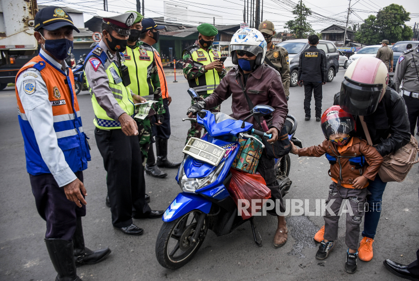 Petugas gabungan menghentikan kendaraan dengan pelat nomor dari luar Bandung (ilustrasi). Polisi telah mengamankan tiga orang pelaku penganiayaan terhadap seorang petugas Dinas Perhubungan (Dishub) Kota Bandung di perlintasan kereta api di Kiaracondong, Kota Bandung, Jumat (3/12) lalu. Mereka pun telah ditetapkan sebagai tersangka.