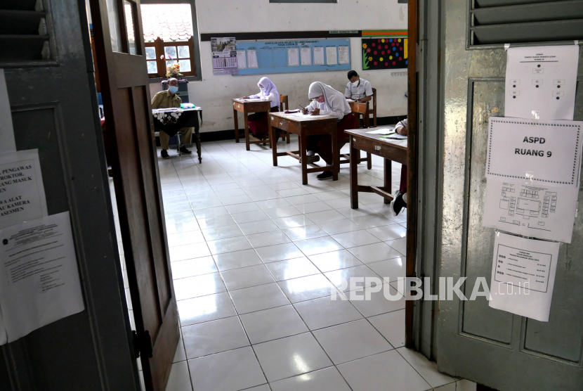 Siswa kelas VI mengerjakan soal Asesmen Standar Penilaian Daerah (ASPD) tingkat SD di SDN Lempuyangwangi, Yogyakarta.