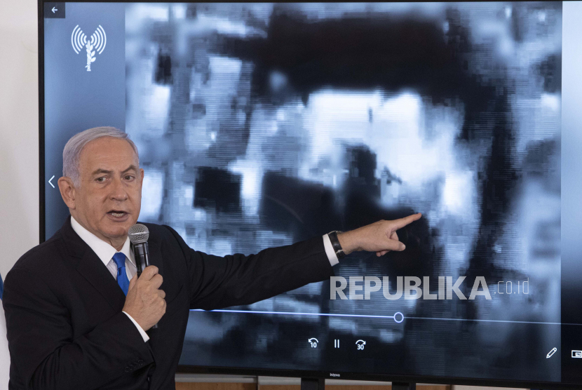Perdana Menteri Israel Benjamin Netanyahu memberi isyarat saat dia menunjukkan tayangan slide selama pengarahan kepada duta besar untuk Israel di pangkalan militer Hakirya di Tel Aviv, Israel, Rabu, 19 Mei 2021.