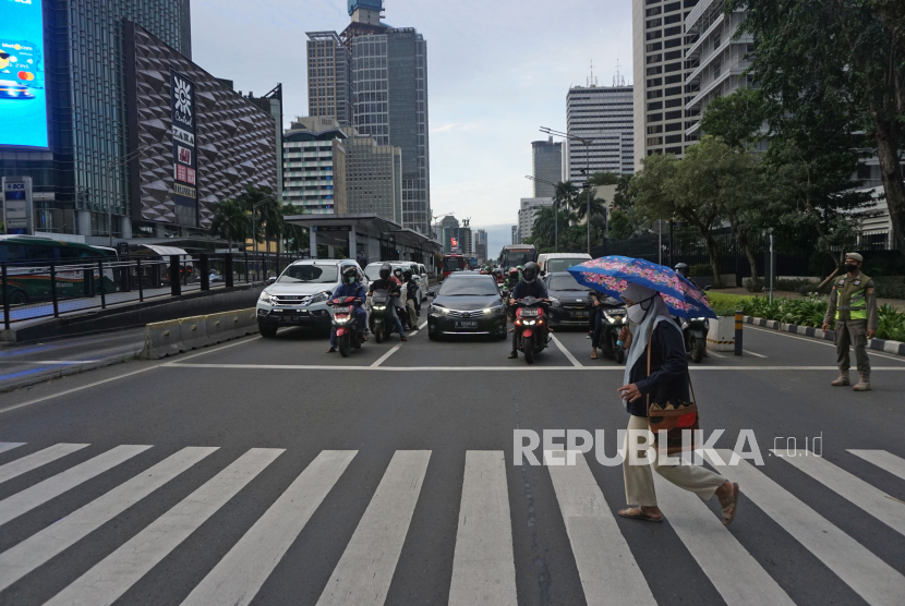 Warga menyeberang di zebra cross di Jalan Jenderal Sudirman, Jakarta, Selasa (2/11/). Pemerintah telah menetapkan Pemberlakuan Pembatasan Kegiatan Masyarakat (PPKM) level 1 untuk Provinsi DKI Jakarta hingga 15 November 2021 mendatang.Prayogi/Republika.