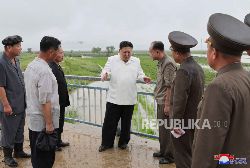 Sebuah foto yang dirilis oleh Kantor Berita Pusat Korea Utara (KCNA) pada 14 Agustus 2023 menunjukkan pemimpin Korea Utara Kim Jong Un sedang memeriksa daerah yang dilanda Topan Khanun.
