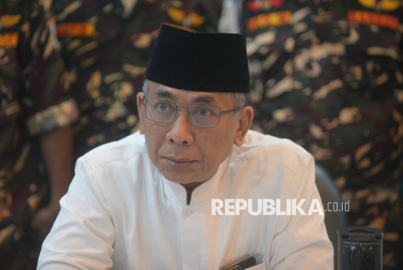 Ketua Umum PBNU KH Yahya Cholil Staquf bersiap memberikan keterangan usai melakukan silaturahmi alim ulama di Gedung PBNU, Jakarta, Ahad (23/11/2025). Silaturahmi ini membahas sekaligus meminta masukan dari para kiai dan alim ulama di tengah ramainya isu pemakzulan terhadap Ketua Umum PBNU KH Yahya Cholil Staquf.