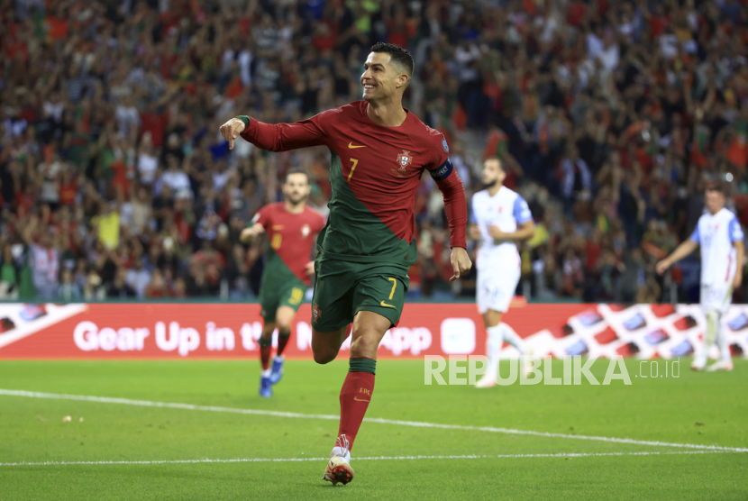 Bintang timnas Portugal, Cristiano Ronaldo, berselebrasi setelah mencetak gol pada pertandingan kualifikasi Euro 2024 vs Slovakia, Sabtu (14/10/2023) dini hari WIB..