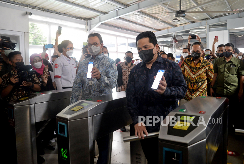 Menteri BUMN Erick Thohir bersama Gubernur DKI Jakarta Anies Baswedan meninjau penataan stasiun tebet usai peresmian integrasi transportasi Jabodetabek di Stasiun Tebet, Jakarta, beberapa waktu lalu.