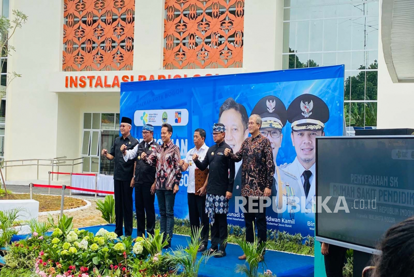 Menteri Kesehatan Budi Gunadi Sadikin dan Gubernur Jawa Barat Ridwan Kamil menghadiri peresmian gedung blok baru RSUD Kota Bogor, Jawa Barat, Kamis (19/1/2023).