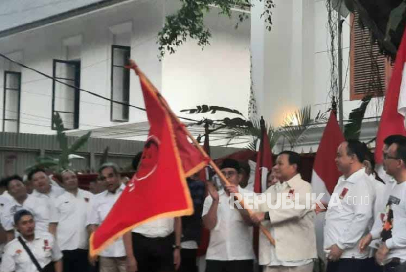 Ketua Umum Pro-Jokowi (Projo) Budi Arie Setiadi mendeklarasikan dukungan kepada Prabowo Subianto di kediaman Ketua Umum Partai Gerindra itu di Jalan Kertanegara, Kebayoran Baru, Jakarta Selatan, Sabtu (14/10/2023). 