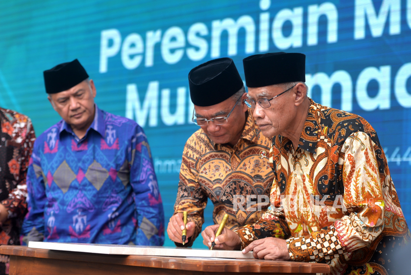 Menko PMK Muhadjir Effendy bersama Ketua Umum PP Muhammadiyah Haedar Nashir (kanan).
