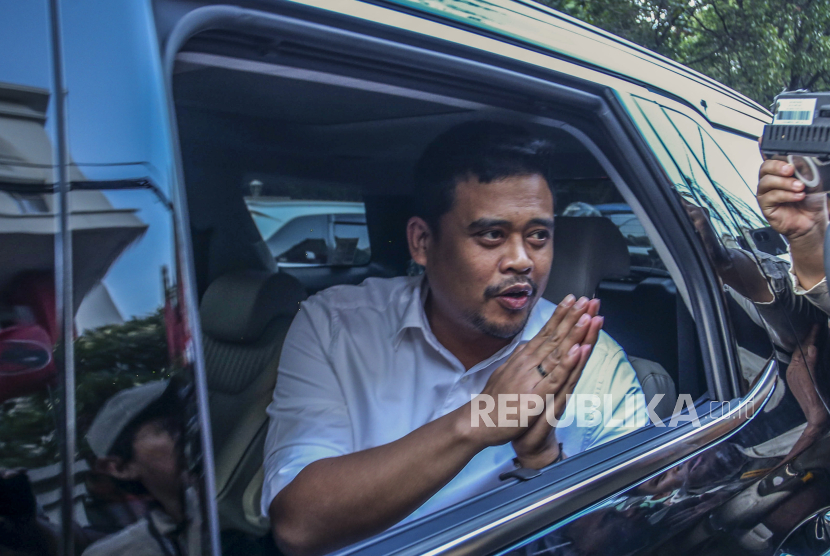 Wali Kota Medan Bobby Nasution memberi salam dari dalam mobil.