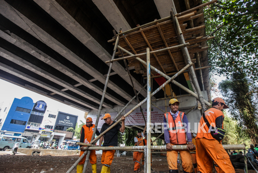 Petugas Prasarana dan Sarana Umum (PPSU) mengangkut tangga untuk mengecat kolong jalan layang. Camat Pademangan akan memanggil Lurah Ancol yang kerap mengucapkan hinaan ke PPSU.