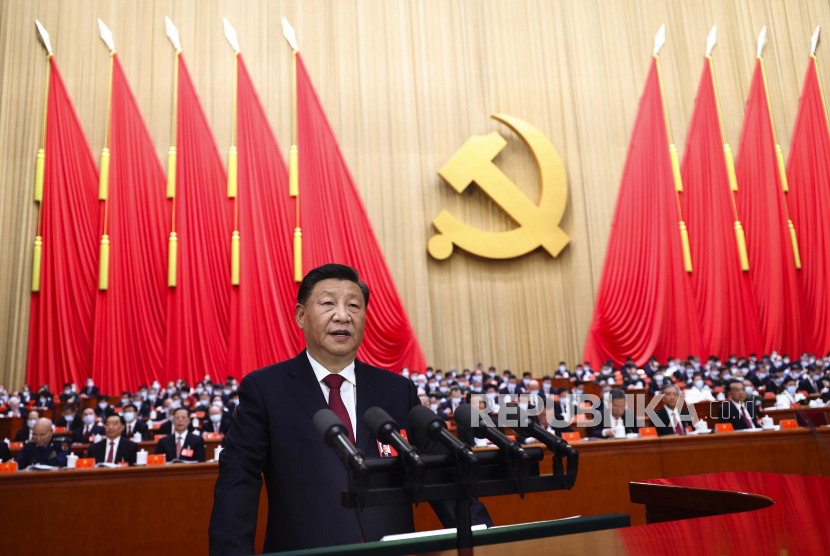 Presiden China  Xi Jinping memperkenalkan tujuh anggota Komite Tetap Politbiro yang diisi dengan loyalis, sehingga memperkuat posisinya sebagai penguasa sejak Mao Zedong.