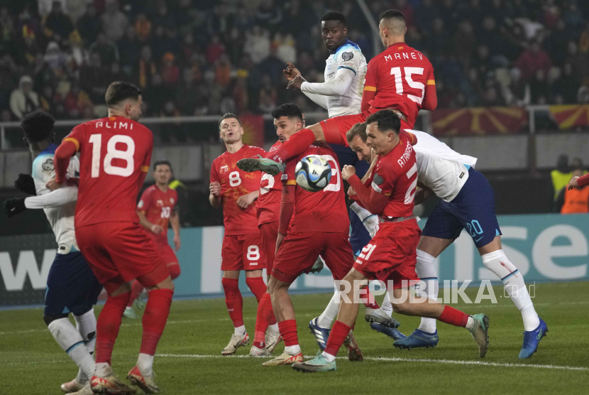 Harry Kane mendarat untuk menyundul bola pada pertandingan sepak bola kualifikasi grup C Euro 2024 di Arena Nasional Todor Proeski di Skopje, Makedonia Utara,  Selasa (21/11/2023)dini hari WIB.