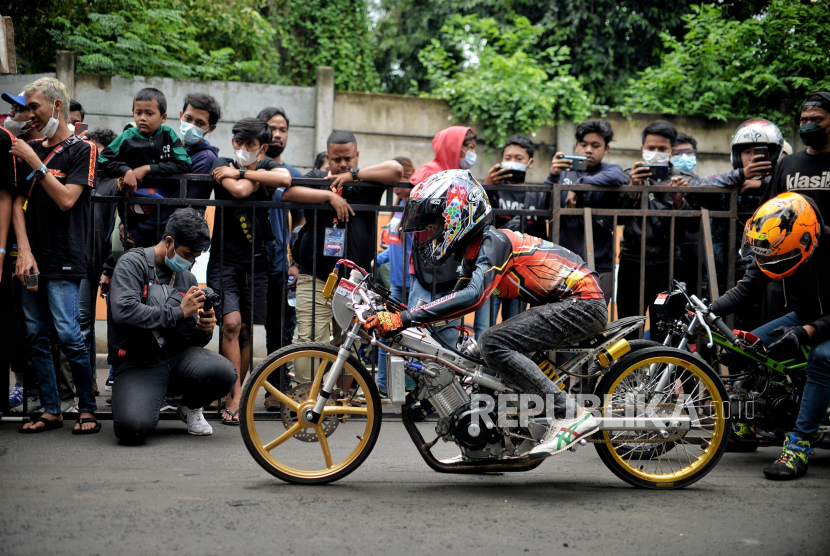 Peserta bersiap memacu sepeda motornya dalam ajang Street Race Polda Metro Jaya di kawasan Ancol, Jakarta Utara, Ahad (16/1/2022). 