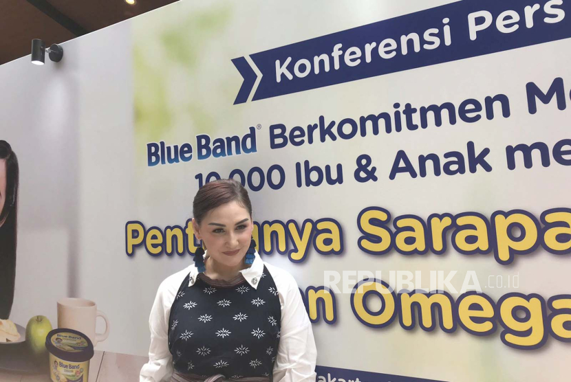 Selebritas dan Mom Influencer Mona Ratuliu dalam acara bersama BlueBand di Jakarta, Kamis (24/8/2023). 