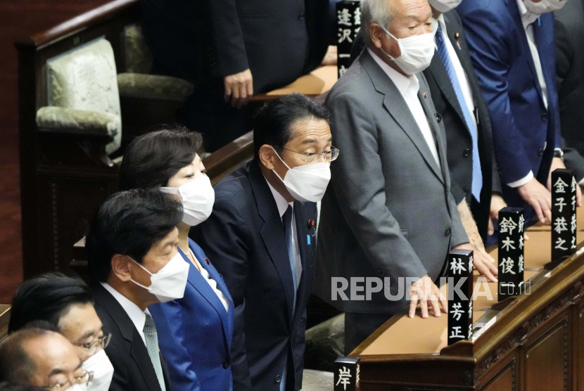 Perdana Menteri Jepang Fumio Kishida, tengah, menghadiri sesi pembukaan sesi luar biasa di majelis rendah parlemen Rabu, 3 Agustus 2022, di Tokyo.