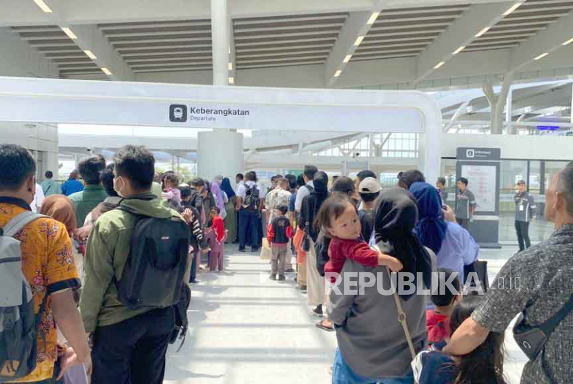 Stasiun Kereta Api Cepat Tegaluar Dipadati calon penumpang yang akan menjajal Kereta Api Cepat Jakarta-Bandung. Senin (18/9/20/2023). 