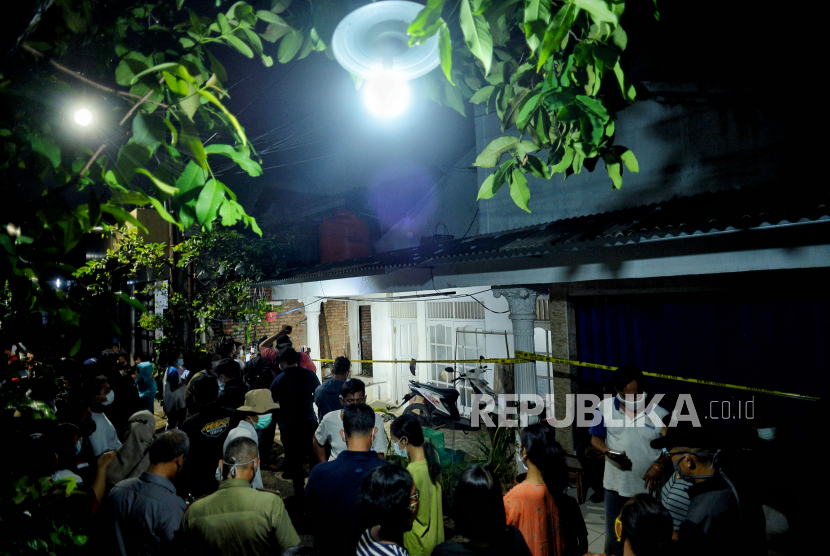 Suasana rumah wanita yang tewas ditembak di Mabes Polri di Gang Taqwa, Ciracas, Jakarta Timur, Rabu (31/3). Jenazah wanita yang diduga terkait insiden penembakan di Mabes Polri dengan inisial ZA tersebut kini sudah berada di Rumah Sakit Polri Kramat Jati sekitar pukul 19.10 WIB. 