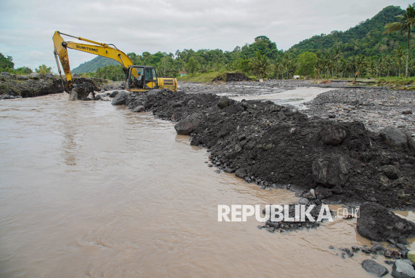 Pemkab Lumajang Bangun Tanggul Darurat untuk Atasi Dampak Banjir Lahar Semeru