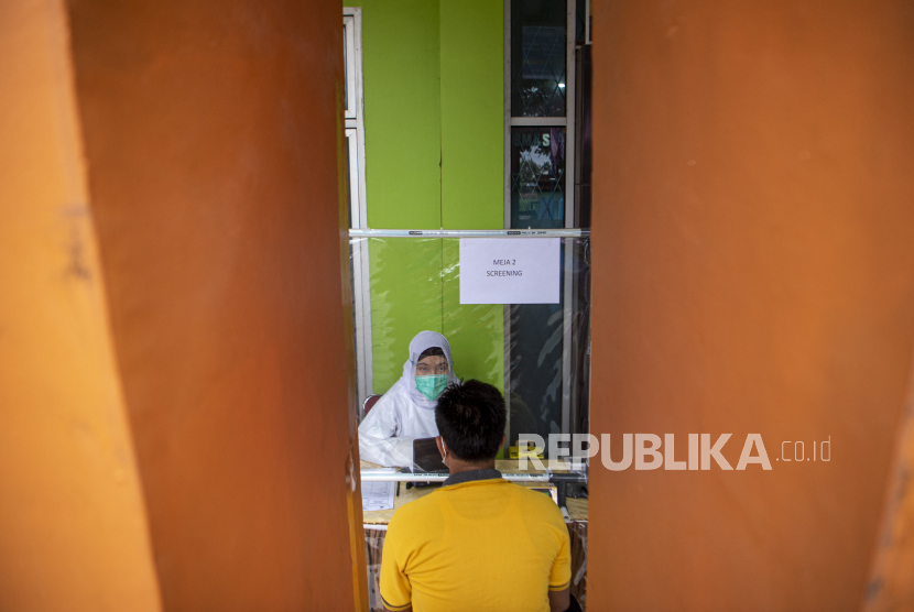 Petugas kesehatan mendata seorang warga saat simulasi pemberian vaksin COVID-19 Sinovac di Puskesmas Karya Jaya, Palembang, Sumatera Selatan, Rabu (13/1/2021). Simulasi tersebut digelar sebagai persiapan penyuntikan vaksin COVID-19 yang rencananya akan dilakukan oleh Pemerintah Kota Palembang pada 14 Januari. 